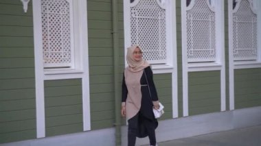 İstanbul 'da yürüyüş yapan, tesettürlü genç Asyalı Müslüman gezgin. Yavaş çekim konsept görüntüleri