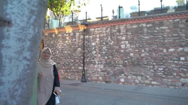 Азиатский Молодой Мусульманский Путешественник Одетый Хиджаб Наслаждается Прогулкой Стамбулу Замедленная — стоковое видео