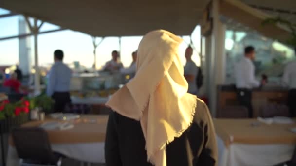 Asiatica Donna Musulmana Che Indossa Hijab Piedi Nel Ristorante Istanbul — Video Stock