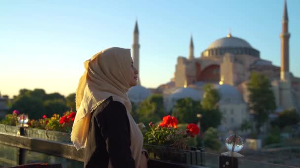 Bellissimo Viaggiatore Musulmano Asiatico Posa Con Più Grande Moschea Istanbul — Video Stock