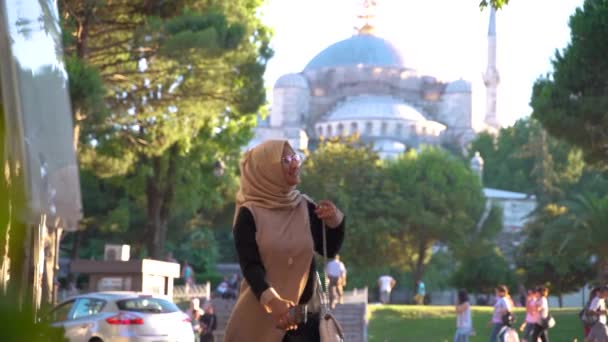 이스탄불의 아흐메드 모스크에서 히잡을 아시아 관광객 아흐메드의 이스탄불 최대의 모스크는 — 비디오