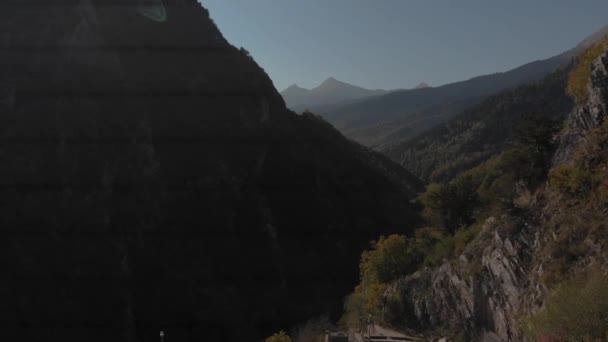 공중에서 놀라운 계곡과 중세의 절벽이 메테오라 수도원들은 놀라운 산들의 꼭대기에 — 비디오