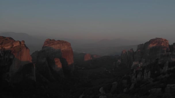 Zdjęcia Lotnicze Niesamowita Dolina Wysokimi Średniowiecznymi Klifami Historyczna Góra Meteora — Wideo stockowe