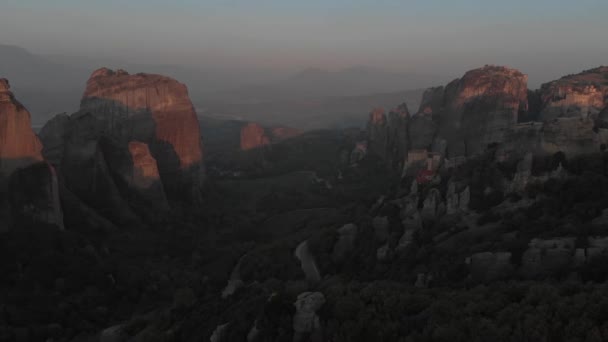 Letecký Záběr Úžasné Údolí Vysokými Středověkými Útesy Historické Hory Meteora — Stock video