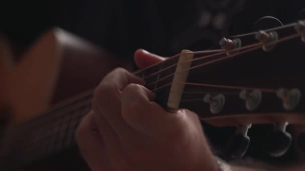 Lähikuva Kädet Mies Soittaa Kitaraa — kuvapankkivideo