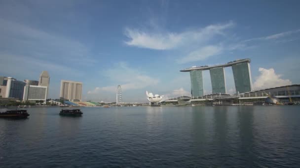 在新加坡的滨海湾沙滩地区 空中拍摄城市景观 蓝天和小船在附近巡航 — 图库视频影像