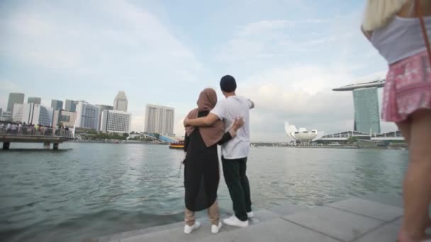 Романтическая Пара Asean Наслаждаясь Видом Сингапур Мерлион Парк Сингапур Горизонта — стоковое видео