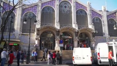 Valencia merkez pazarı güneşli bir günde açık mavi gökyüzü ve kalabalık