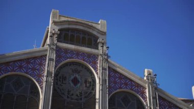 Valencia merkez pazarı güneşli bir günde açık mavi gökyüzü 