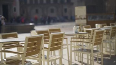 Şehrin kenar mahallelerinde sıralanan sandalyeler ve yemek masaları.