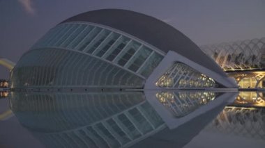 VALENCIA, İSPA - 8 Aralık 2019: Sıcak gökyüzü ile gece vakti Santiago Calatrava 'nın bir çalışması olan Sanat ve Bilim Şehri' nin Görüntüsü