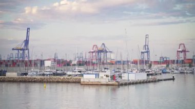Valencia 'daki Royal Marina' daki lüks sürat teknelerinin bir kısmı demirlemiş, diğerleri denizde yelken açmış. Bulutlu bir akşamda İspanya, Valencia, Avrupa 'daki Calpe şehrinde 