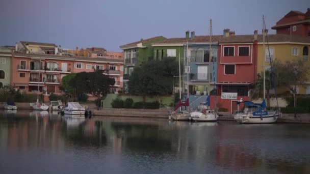 Bunte Häuser Stadtkanal Und Die Boote Hafen Hafen Saplaya — Stockvideo