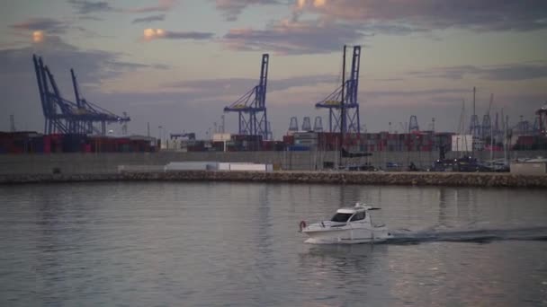 Beelden Van Luxueuze Oversteek Van Een Motorboot Royal Marina Valencia — Stockvideo