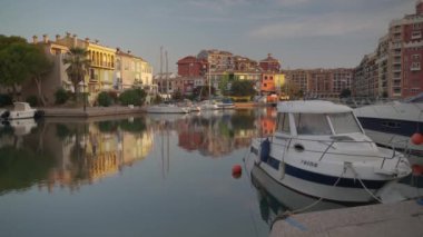 Port saplaya 'daki huzurlu nehir manzarası renkli evler ve nehir kıyısında park etmiş tekneler.