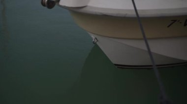 Limandaki bir teknenin pruvasına yaklaş.