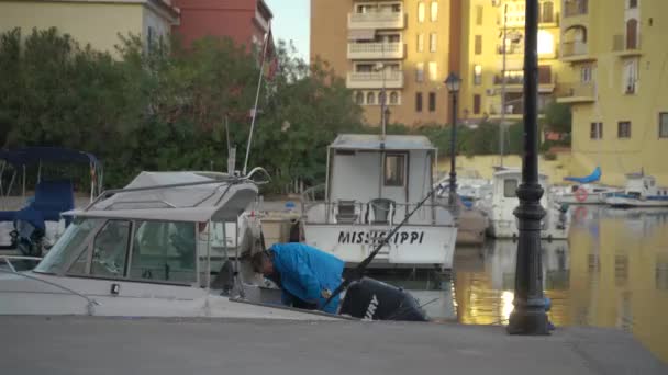 Δύο Μεσήλικες Ετοίμαζαν Σκάφος Τους Για Πλεύσουν Στο Ποτάμι — Αρχείο Βίντεο