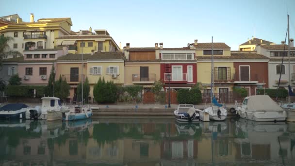 Ruhiger Flussblick Hafen Saplaya Mit Bunten Häusern Und Booten Die — Stockvideo