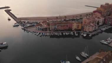 Limanın havadan çekimi, yatlı körfez, kasaba. Mimarisi güzel limanı, geleneksel resim evleri ve tekneleri var..