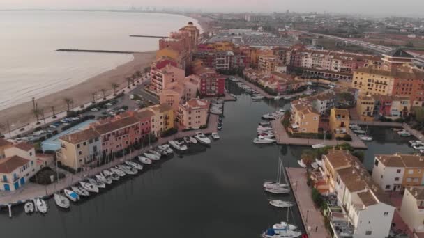 항구의 아름다운 전통적 그림같은 집들과 배들이 아름다운 — 비디오