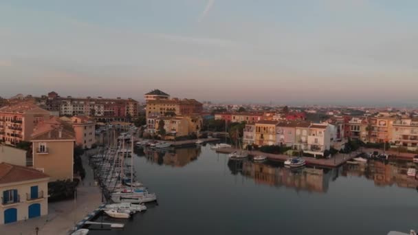 Flygfotografering Hamn Vik Med Yachter Stad Med Arkitektur Vacker Hamn — Stockvideo