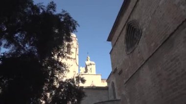 Valencia 'da mavi gökyüzü olan katedral gibi eski bir bina.