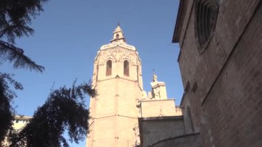 Valencia 'da mavi gökyüzü olan katedral gibi eski bir bina.