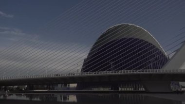 Valencia 'da Modern Mimarlık Şehri' nin yanında güzel mavi gökyüzü olan bir köprü.