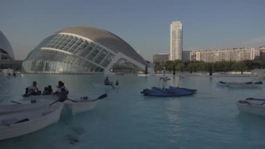 Bilim Müzesi Prens Felipe, Modern Sanat ve Bilim Şehri Mimarisi Valencia İspanya güzel mavi gökyüzü ve turist kalabalığıyla akşam saatlerinde