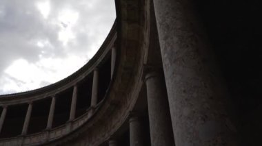 Charles V sarayının avlusundaki Colonnade inşaat direği. Alhambra Sitesi. Granada, Endülüs, İspanya