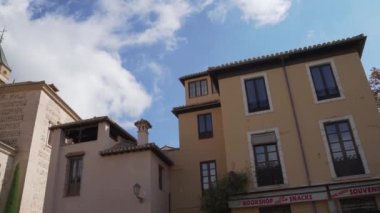 Granada, Endülüs, İspanya 'daki antik mimari yapıları olan Alhambra Sarayı etrafındaki binalar.
