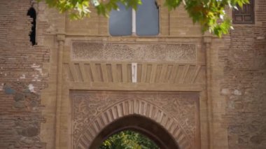 İspanya 'nın Granada kentindeki Alhambra' nın Moorish kapı girişinde. Kemer girişlerinden biri Alhambra 'nın sarayı ve kalesi.