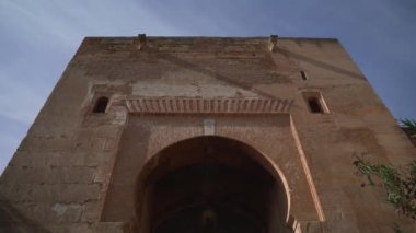 İspanya 'nın Granada kentindeki Alhambra' nın Moorish kapı girişinde. Kemer girişlerinden biri Alhambra 'nın sarayı ve kalesi.
