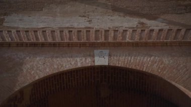 İspanya 'nın Granada kentindeki Alhambra' nın Moorish kapı girişinde. Kemer girişlerinden biri Alhambra 'nın sarayı ve kalesi.