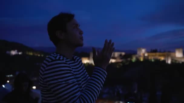 Asian Young Man Praying Night View Panorama Alhambra Palace Granada — Stock Video