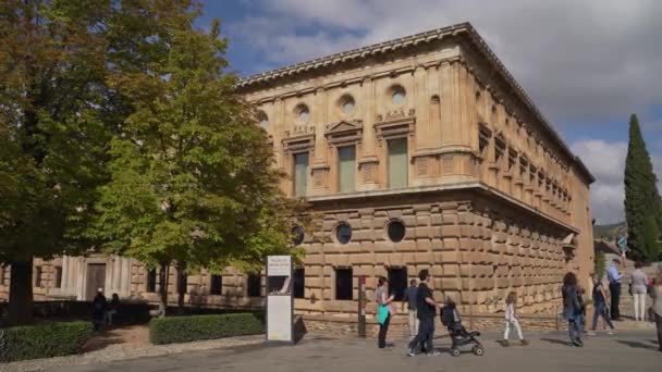 スペインのアンダルシア州グラナダのアルハンブラ宮殿での一日の雰囲気と古代の建築物 — ストック動画