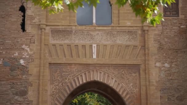 Moriska Prydnader Dörren Ingången Alhambra Granada Spanien Valvingångarna Till Slottet — Stockvideo