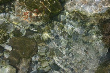 sahilde derin denizde kayalar