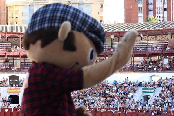 Boğa güreşinde seyircilere merhaba deyin