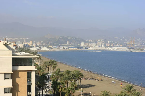 Ha a fővárosban a Costa del Sol, szeretne fürdeni és... ne aggódj! Malaga fővárosában élvezheti a legjobb strandokat is. Városi, nagyon könnyű hozzáférést, és széles skáláját kínálja a se — Stock Fotó