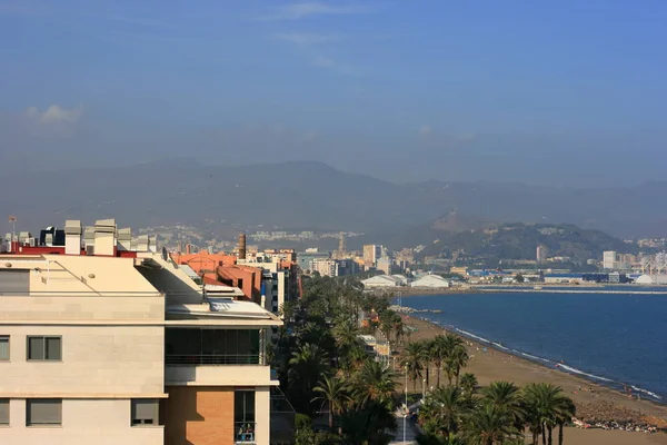 Ha a fővárosban, a, szeretne fürdeni, és... ne aggódj! Malaga fővárosában élvezheti a legjobb strandokat is. Városi, nagyon könnyű hozzáférés, és a szolgáltatások széles skáláját kínálja — Stock Fotó