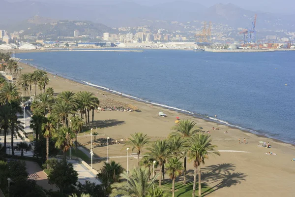 Jeśli jesteś w stolicy Costa del Sol, chcesz się kąpać i... Nie martw się! W stolicy Malaga można również korzystać z najlepszych plaż. Miejski, bardzo łatwy dostęp i oferujący szeroką gamę — Zdjęcie stockowe
