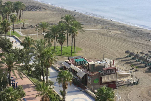Jeśli jesteś w stolicy Costa del Sol, chcesz się kąpać i... Nie martw się! W stolicy Malaga można również korzystać z najlepszych plaż. Miejski, bardzo łatwy dostęp i oferujący szeroką gamę — Zdjęcie stockowe