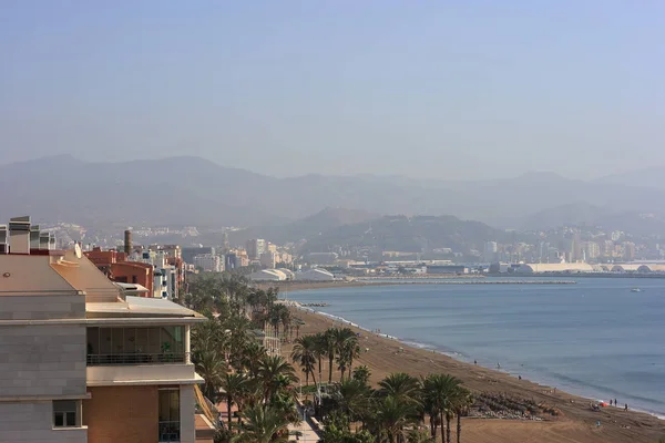 Ha Ön a fővárosban a del Sol, szeretne fürdeni, és... ne aggódj! Malaga fővárosában is élvezheti a legjobb strandokat. Városi, nagyon könnyű hozzáférés, és a szolgáltatások széles skáláját kínálja — Stock Fotó