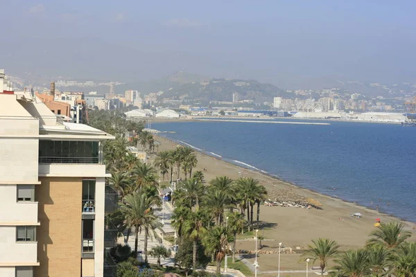 Si vous êtes dans la capitale de la Costa del Sol, vous voulez vous baigner et... Ne vous inquiétez pas ! Dans la capitale de Malaga, vous pourrez également profiter des meilleures plages. Urbain, très facile d'accès et offrant une grande variété de se — Photo