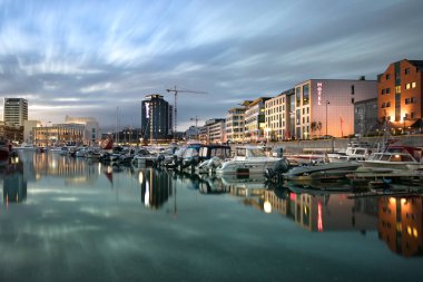 Bodo, Norveç-Ağustos 2, 2018: yaz aylarında gece Bodo şehir ve kıyı şeridi, Norveç görünümü.