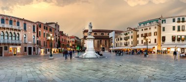 Venedik, ıtraly-24 Eylül, 2018: Aziz Stephen Meydanı Panoraması ve akşamları Venedik 'te Nicolo Tommaseo heykeli, Italya.