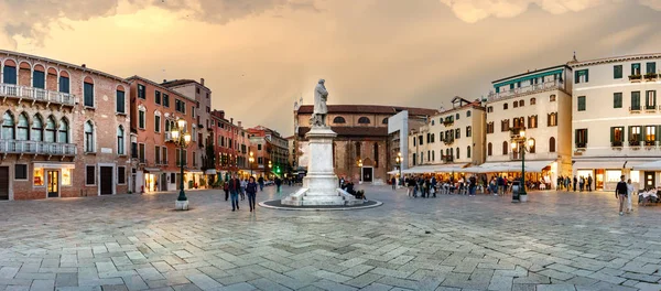 Venedik, ıtraly-24 Eylül, 2018: Aziz Stephen Meydanı Panoraması ve akşamları Venedik 'te Nicolo Tommaseo heykeli, Italya.