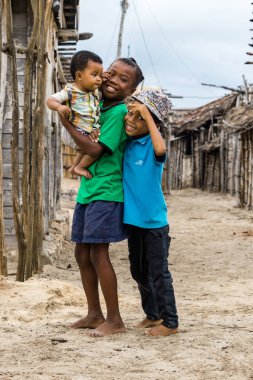 Andavadoaka, Madagaskar-13 Ocak, 2019: Andavadoaka şehir merkezinde açık havada üç yerel Madagaskar erkek, Madagaskar.