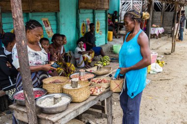 Andavadoaka, Madagaskar-13 Ocak, 2019: yerel Madagaskar satıcı Andavadoaka onun Stall mağazasında fasulye ve gıda ayakta satış, Madagascar.